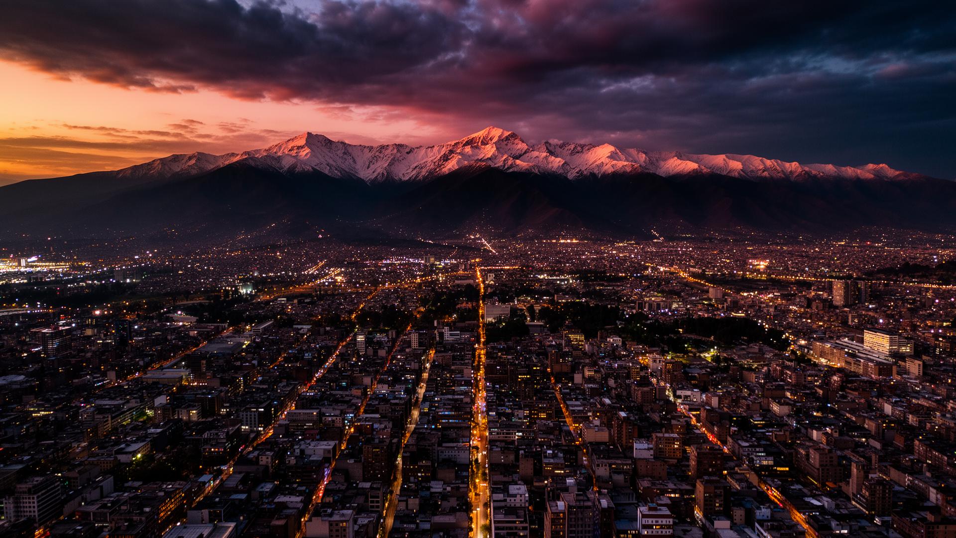 Cordilheira dos Andes com picos nevados ao pôr do sol